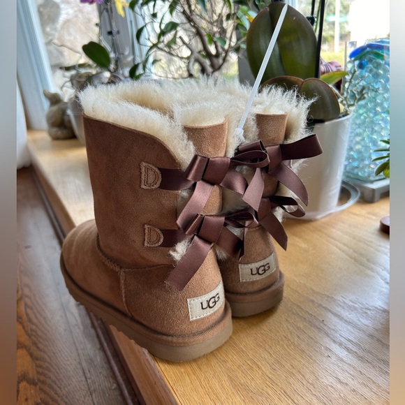 UGG SHOES| BAILEY BOW UGGS|COLOR TAN: SIZE 5 - Picture 14 of 16